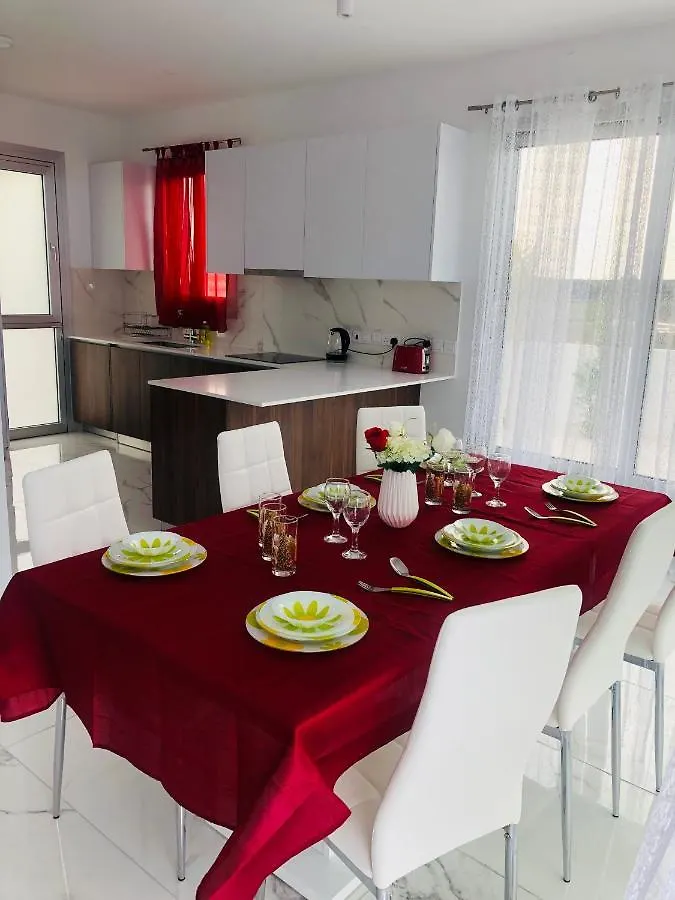 Mobina Villas Larnaca 0*,