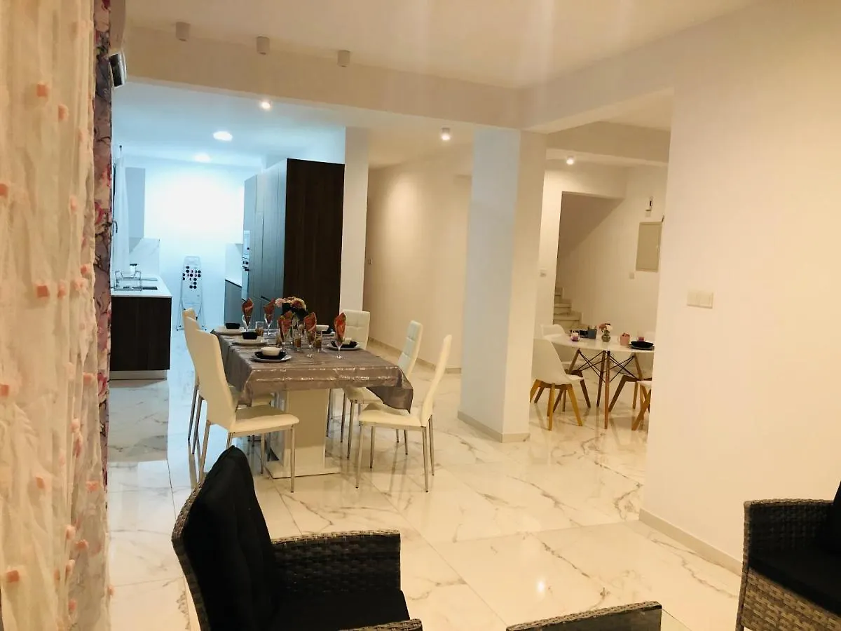 Mobina Villas 라르나카
